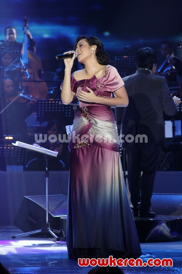 Gambar Foto Raisa di Konser 
