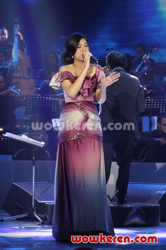 Gambar Foto Raisa di Konser 