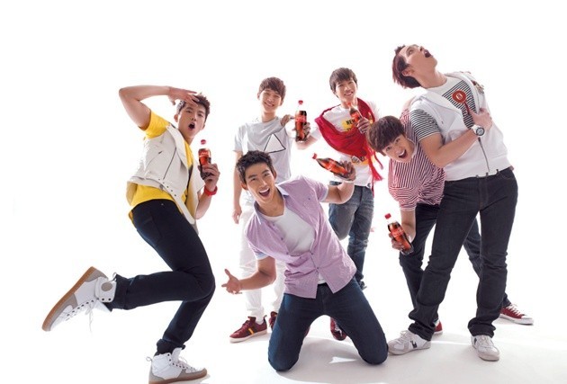 Gambar Foto 2PM Pose untuk Promo Coca Cola Open Happiness 2011