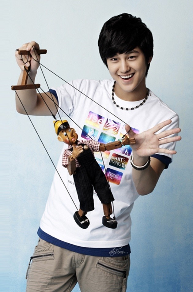 Gambar Foto Pose Ceria Kim Bum di Depan Kamera
