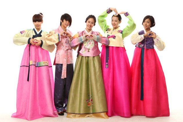 Foto f(x) Bergaya dengan Hanbok untuk Promo Iklan