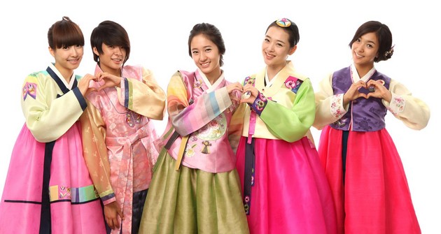 Gambar Foto f(x) dengan Pakaian Tradisional Korea