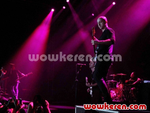 Gambar Foto Konser Simple Plan di Istora Senayan