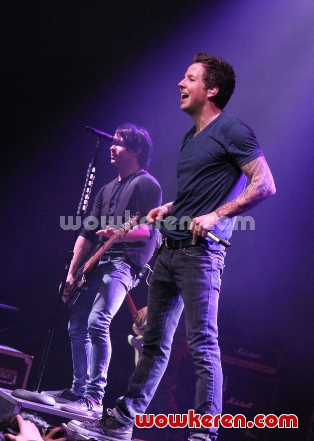 Gambar Foto Konser Simple Plan di Istora Senayan