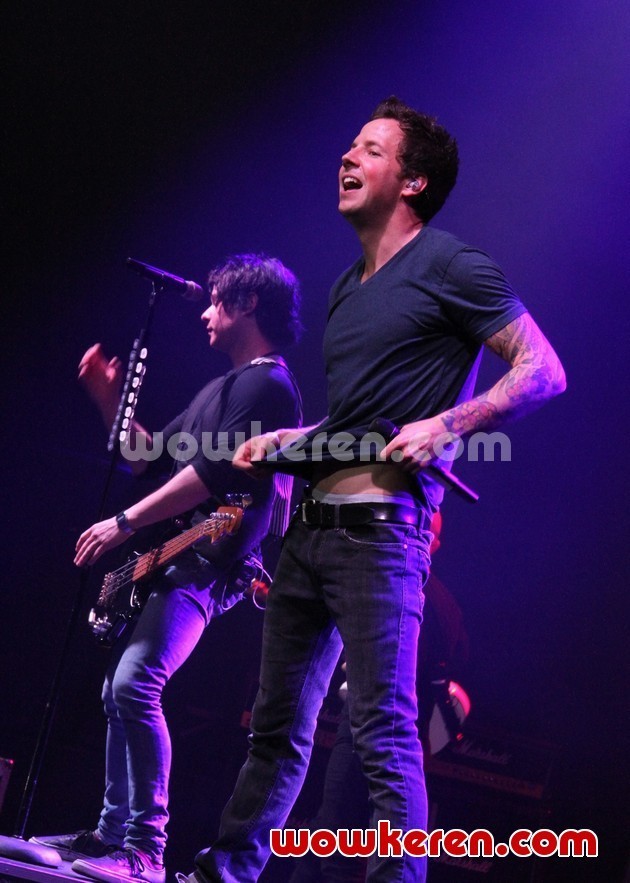 Gambar Foto Konser Simple Plan di Istora Senayan