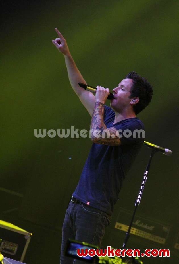 Gambar Foto Konser Simple Plan di Istora Senayan