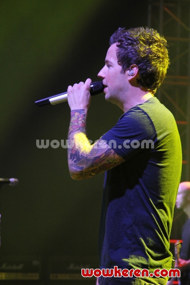 Gambar Foto Konser Simple Plan di Istora Senayan