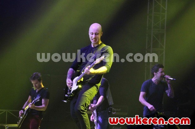 Gambar Foto Konser Simple Plan di Istora Senayan