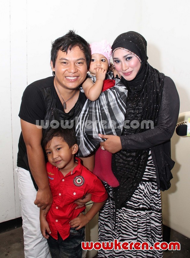 Gambar Foto Faank Wali dan Keluarga Saat Ditemui di Kawasan Pancoran