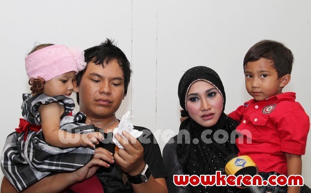 Gambar Foto Faank Wali dan Keluarga Saat Ditemui di Kawasan Pancoran