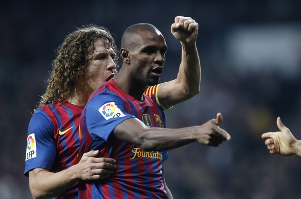 Gambar Foto Eric Abidal dan Carles Puyol Merayakan Kemenangan Barcelona