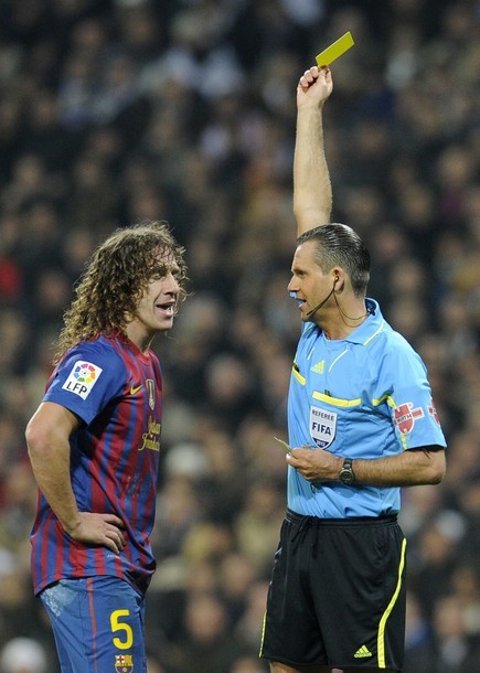 Gambar Foto Carles Puyol Menerima Kartu Kuning dari Wasit