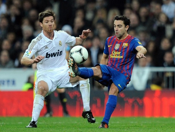 Gambar Foto Xavi Hernandez Melakukan Tendangan di Laga Barca vs Real Madrid