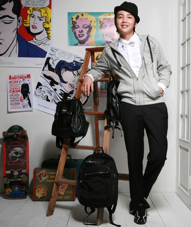 Gambar Foto Pose Jang Geun-Suk di Depan Kamera