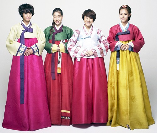 Foto Jewelry Terlihat Anggun dengan Baju  Tradisional  Korea  