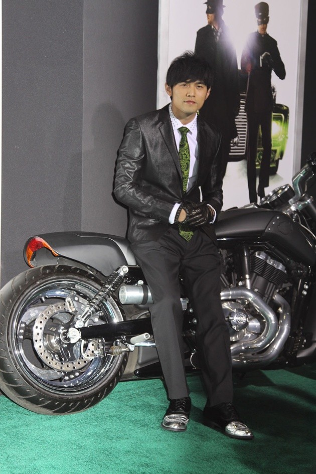 Gambar Foto Jay Chou dengan Motor Besar di Premiere The Green Hornet