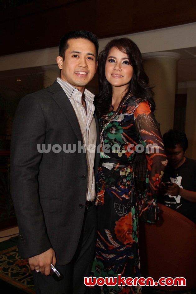 Gambar Foto Olla Ramlan dan Aufar Hutapea di Resepsi Pernikahan Ussy dan Andhika