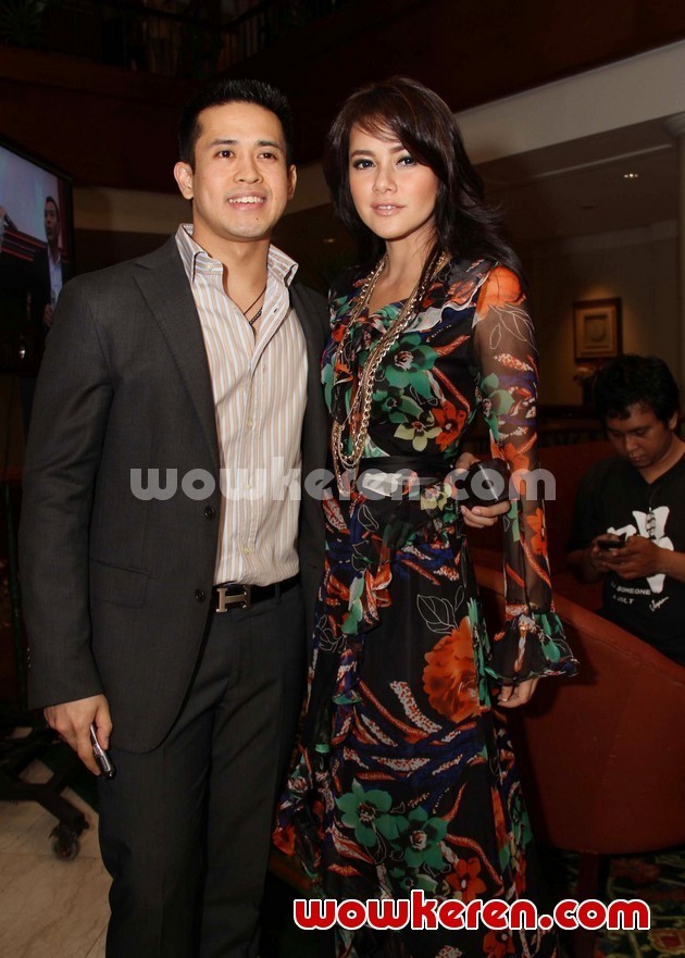Gambar Foto Olla Ramlan dan Aufar Hutapea di Resepsi Pernikahan Ussy dan Andhika