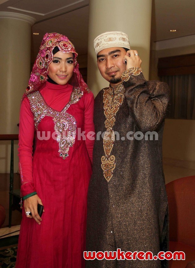 Gambar Foto Ustadz Solmed dan April Jasmine di Resepsi Pernikahan Ussy dan Andhika