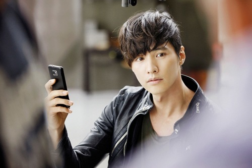 Gambar Foto Won Bin dalam suatu adegan di iklan SK 4G Light