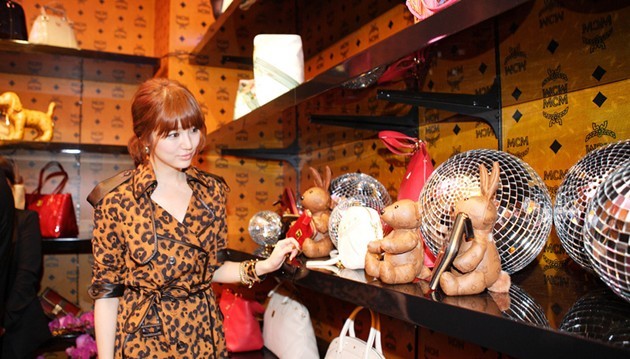 Gambar Foto Yoon Eun Hye dalam acara pembukaan Mode Creation Munich