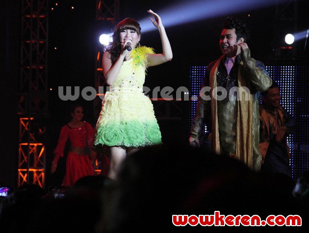 Gambar Foto Ayu Ting Ting dan Olga Syahputra di Dahsyat Awards RCTI 2012
