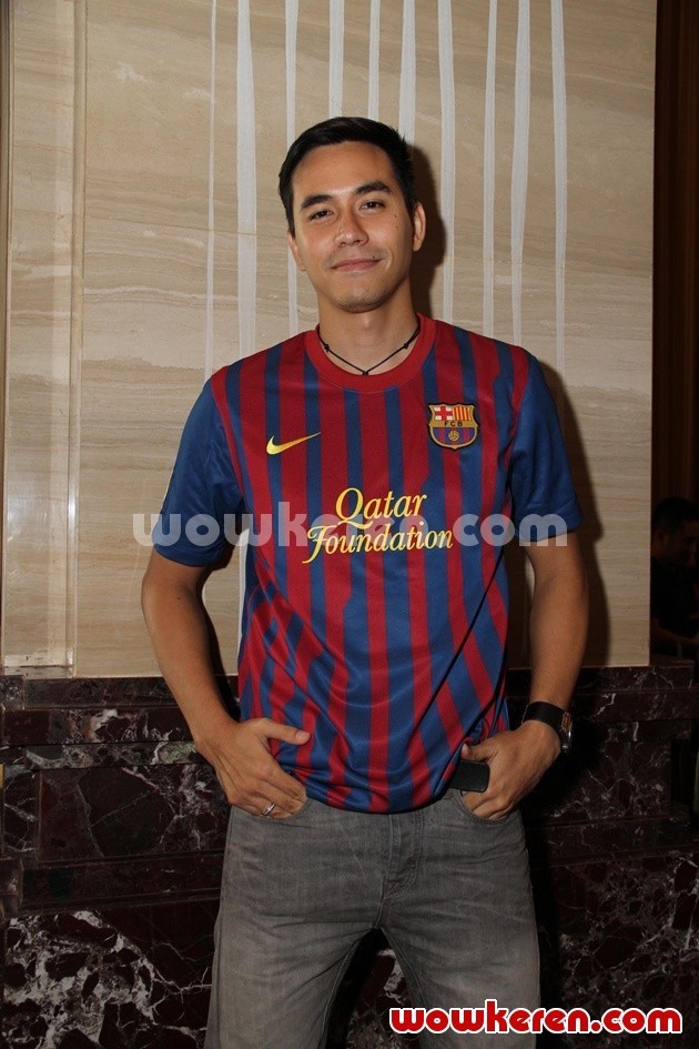 Gambar Foto Darius Sinathrya di Launching Akademi Sepakbola FCB Escola