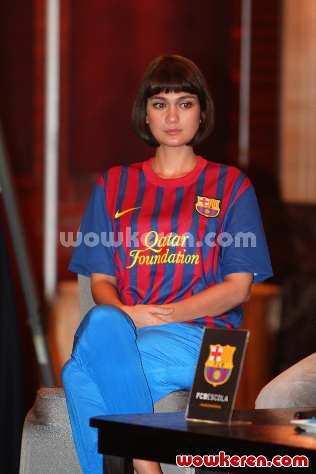Gambar Foto Luna Maya di Launching Akademi Sepakbola FCB Escola Indonesia