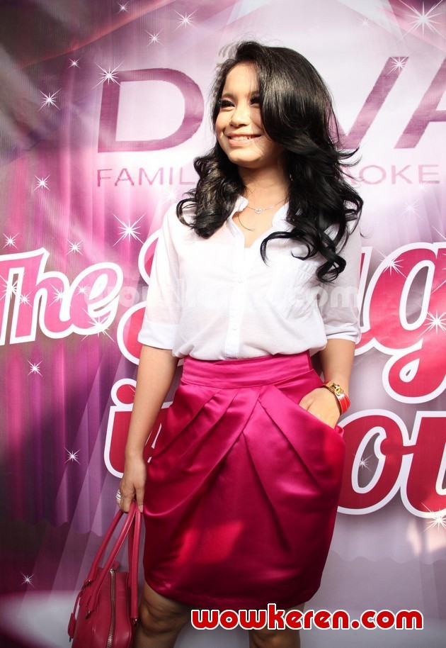 Gambar Foto Rossa Saat Pembukaan Diva Karaoke