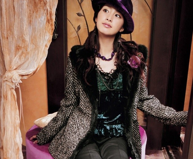 Gambar Foto Kim Tae Hee Berpose untuk Sebuah Katalog Fashion