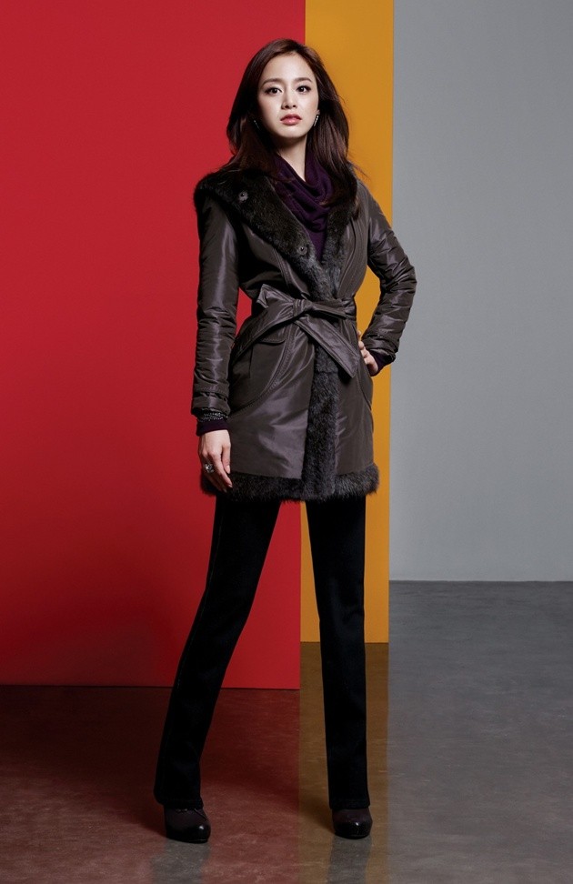 Gambar Foto Kim Tae Hee untuk Katalog Fashion