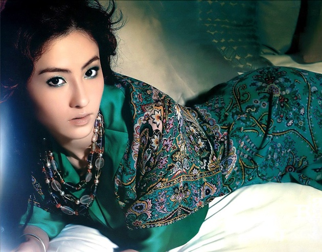 Gambar Foto Cecilia Cheung Cantik dengan Baju Hijau Bunga