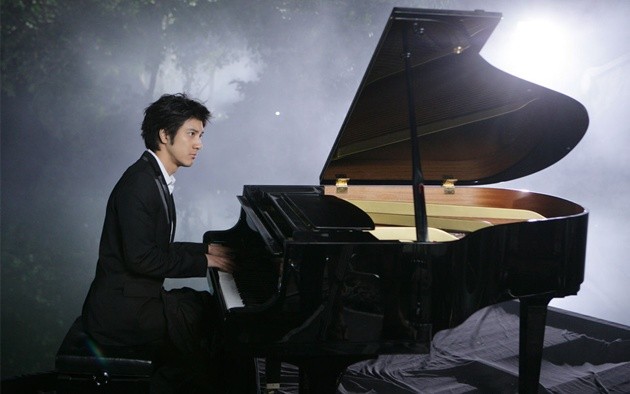 Gambar Foto Wang Lee Hom Terlihat Romantis Saat Main Piano