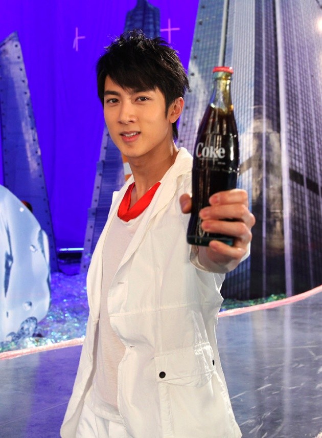 Gambar Foto Wu Chun Menjadi Bintang Iklan Produk Minuman