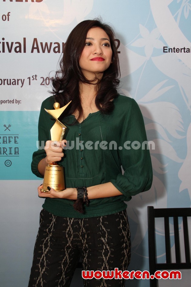 Gambar Foto Agni Pratistha dengan Trophy Asia Model Star Awards 2012