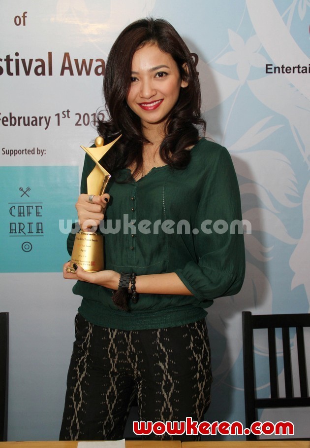 Gambar Foto Agni Pratistha dengan Trophy Asia Model Star Awards 2012
