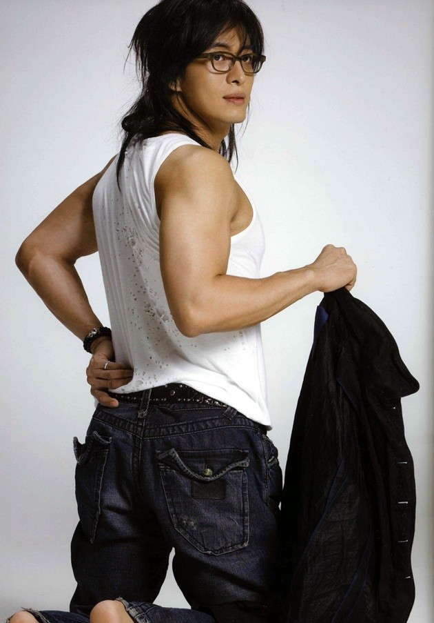 Gambar Foto Bae Yong Joon Menjadi Ikon Fashion