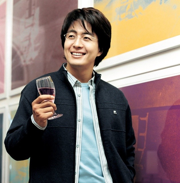 Gambar Foto Bae Yong Joon Menjadi Model Katalog