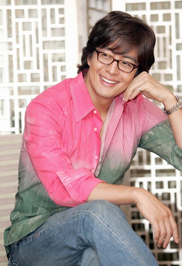 Gambar Foto Bae Yong Joon Tampak Kalem dengan Senyumannya