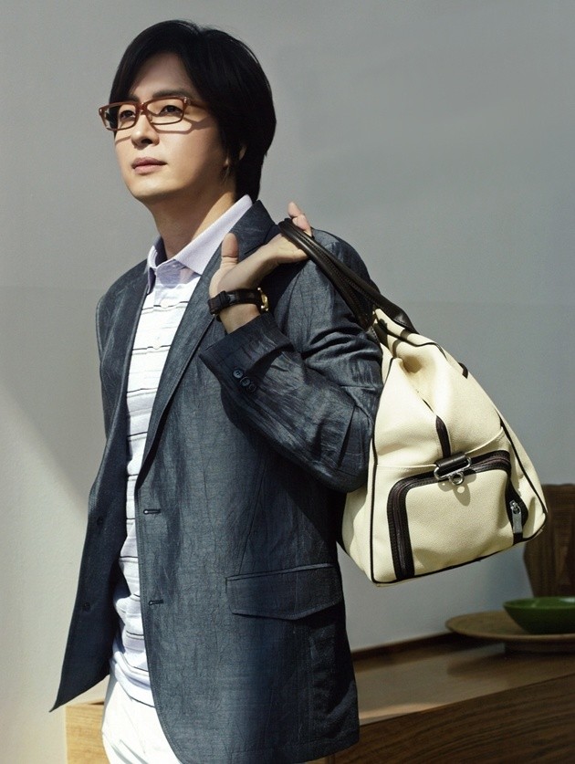 Gambar Foto Bae Yong Joon untuk Fashion Arnaldo Bassini Summer