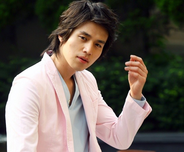 Gambar Foto Lee Dong-wook Tampil dengan Jas Merah Muda