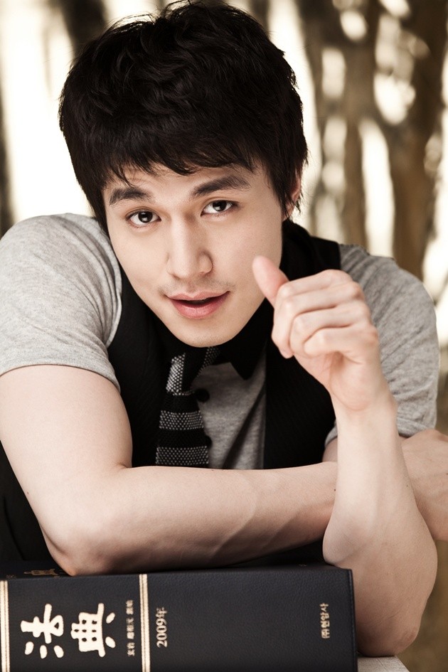 Gambar Foto Lee Dong-wook di Pemotretan untuk Sebuah Majalah