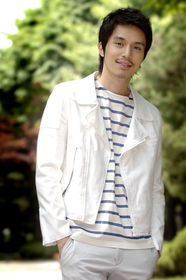 Gambar Foto Lee Dong-wook Terlihat Cakep di Depan Kamera