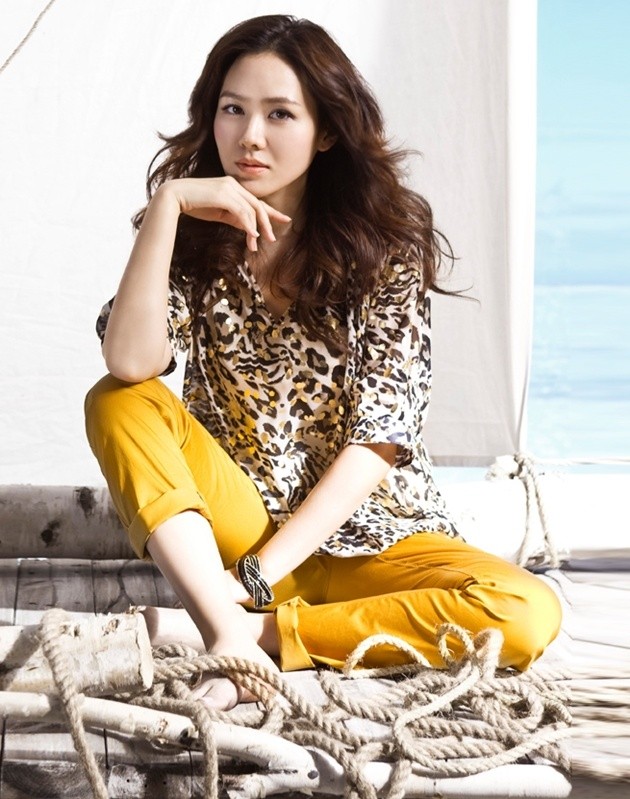 Gambar Foto Son Ye Jin Menawan dengan Rambut Curly