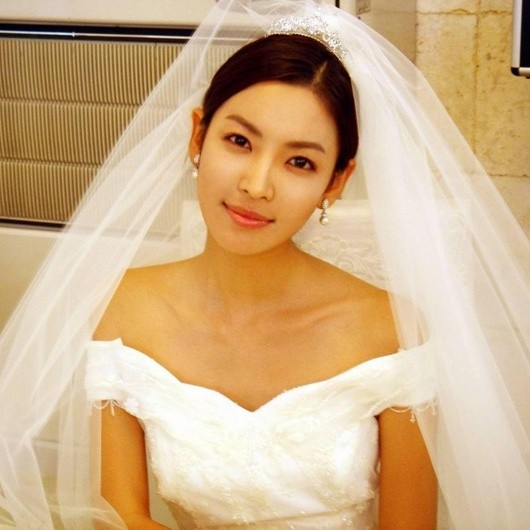 Gambar Foto Kim So Yeon Tampil Cantik dengan Gaun Pernikahan