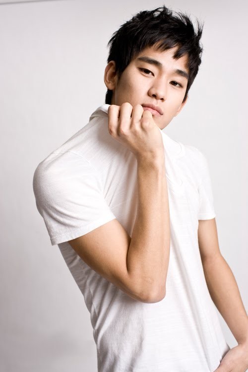 Gambar Foto Kim Soo Hyun di Pemotretan untuk Sebuah Majalah