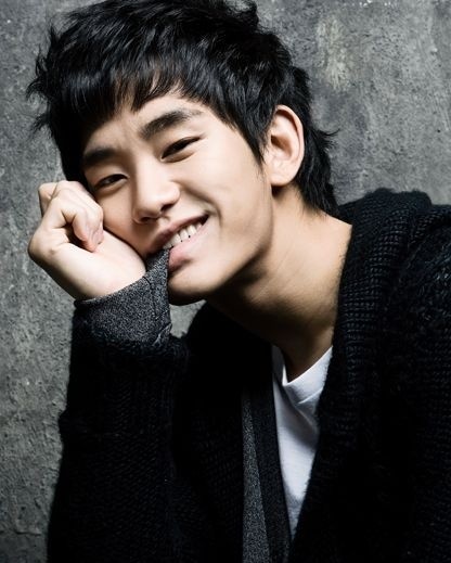 Gambar Foto Kim Soo Hyun Tampak Imut Saat Pemotretan
