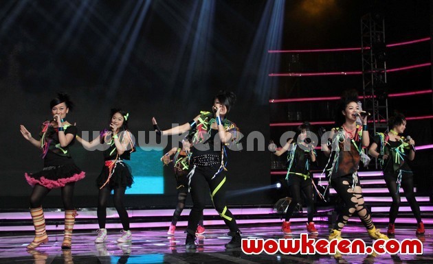 Gambar Foto Perfomance Cherry Belle di Grand Final Boy & Girl Band Indonesia