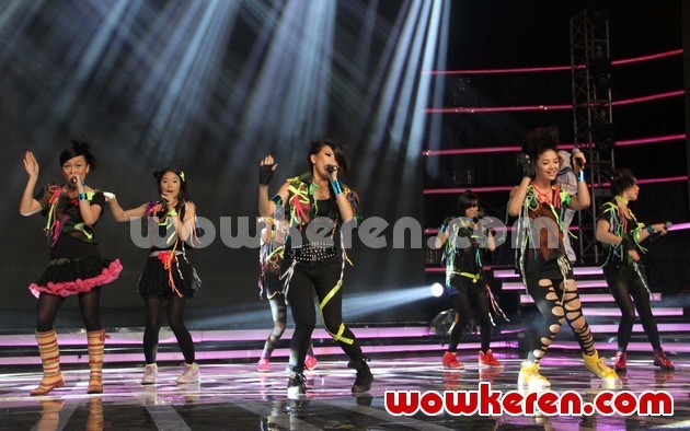 Gambar Foto Perfomance Cherry Belle di Grand Final Boy & Girl Band Indonesia