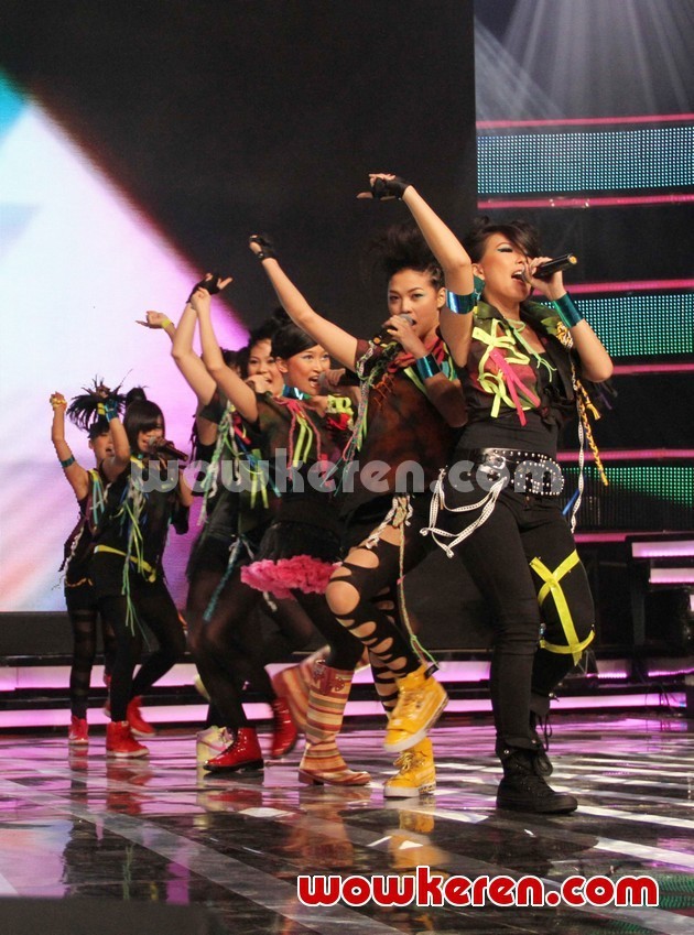 Gambar Foto Perfomance Cherry Belle di Grand Final Boy & Girl Band Indonesia